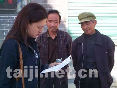 陈敬柏后人陈铁(右一)、陈三林向央视记者出示陈敬柏系陈家沟人的证词